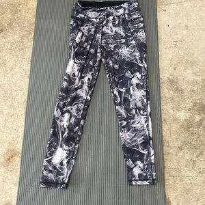 Black and white leggings with pockets